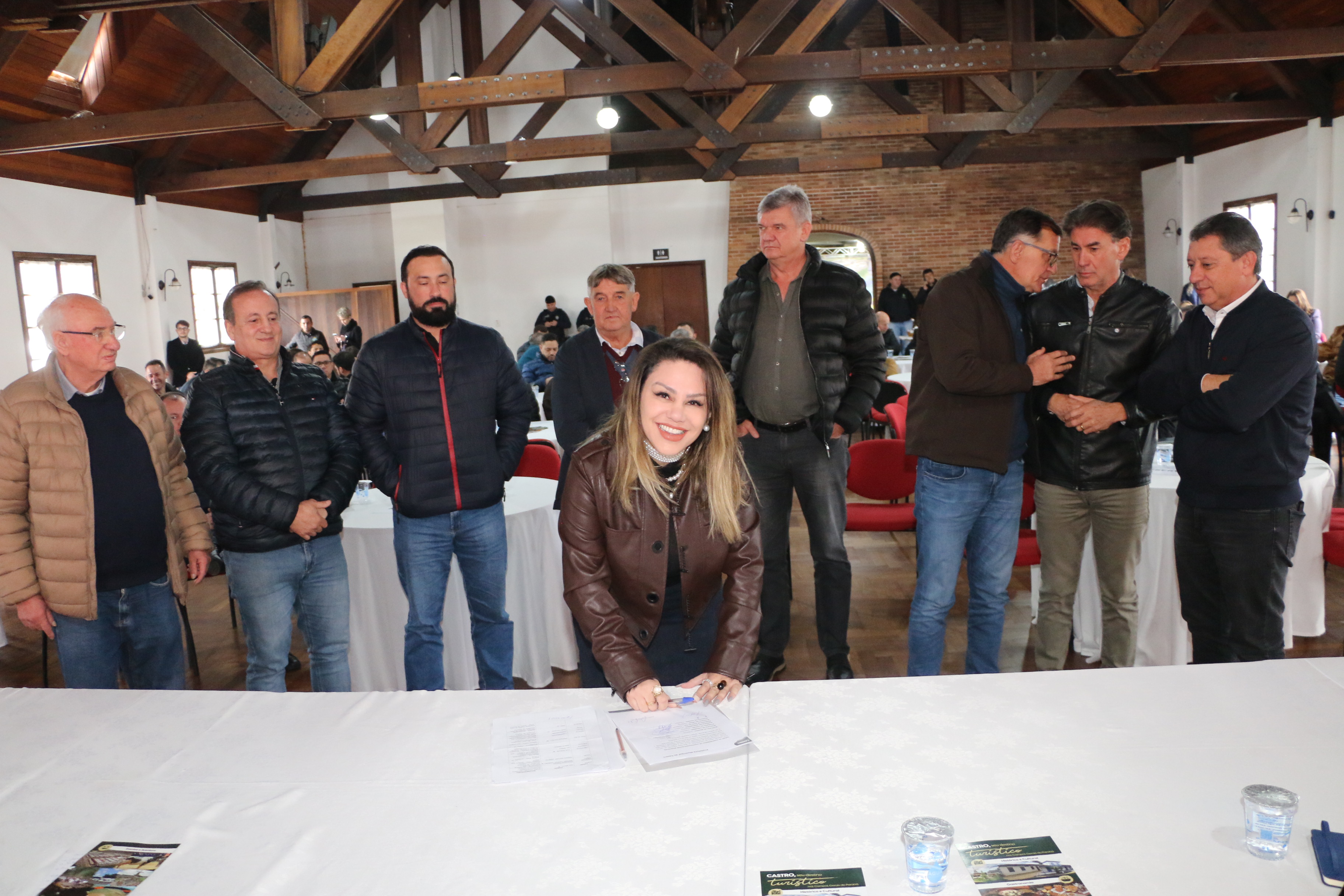 COOPERAÇÃO  -  Prefeitos da região assinam protocolo de intenções para criação de um polo de turismo regional