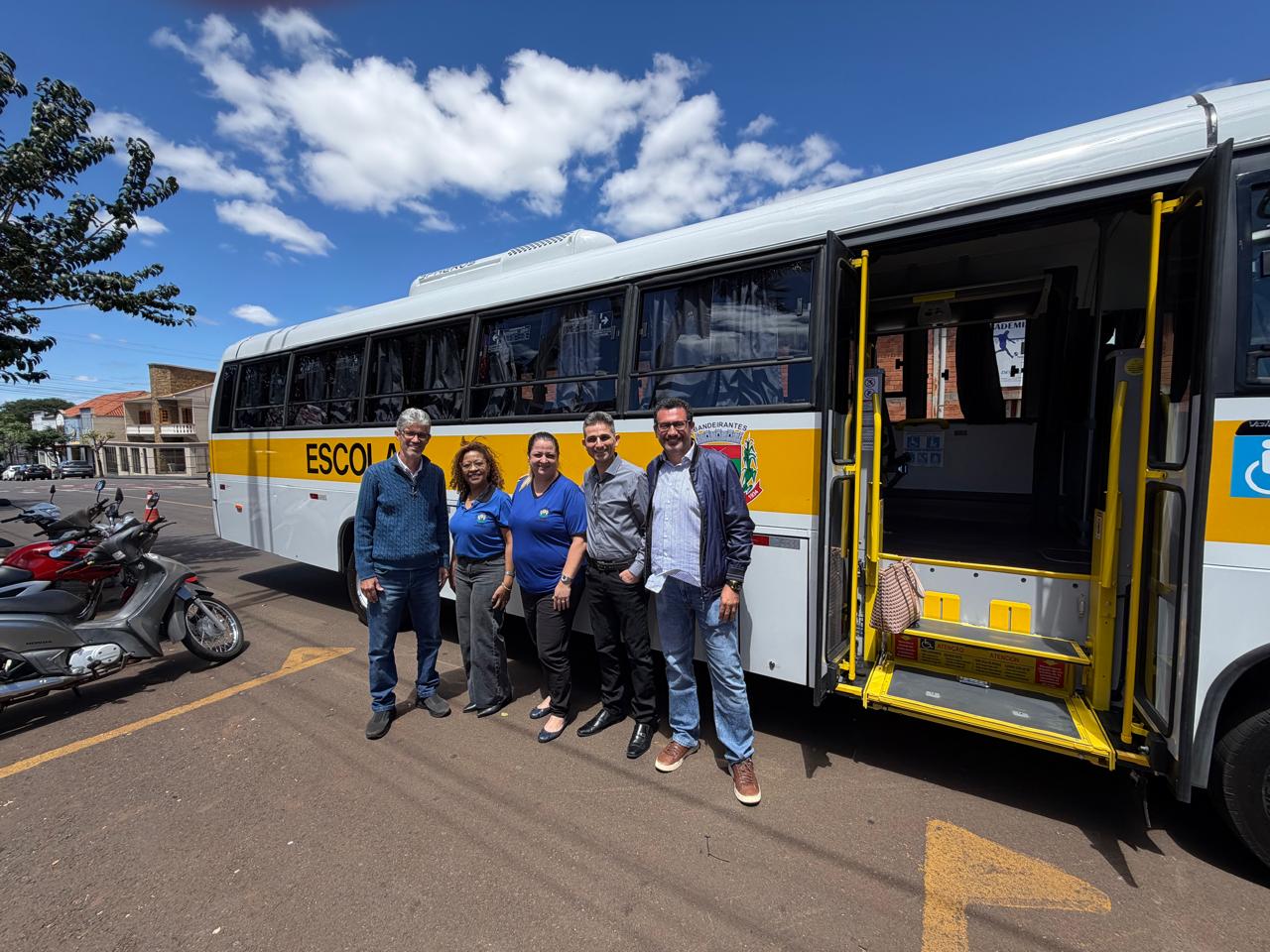 ​Deputado Moacyr Fadel destina ônibus novo para a Apae de Bandeirantes